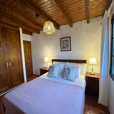 Luxury Canarian With Large Pool And Vila