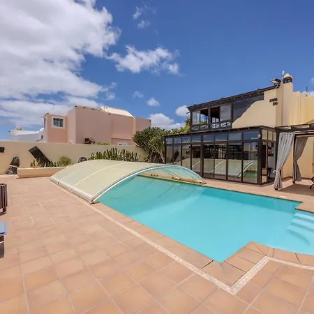 Luxury Canarian With Large Pool And Vila