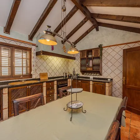Luxury Canarian With Large Pool And Vila *