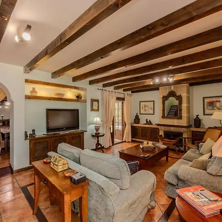 Luxury Canarian With Large Pool And Vila