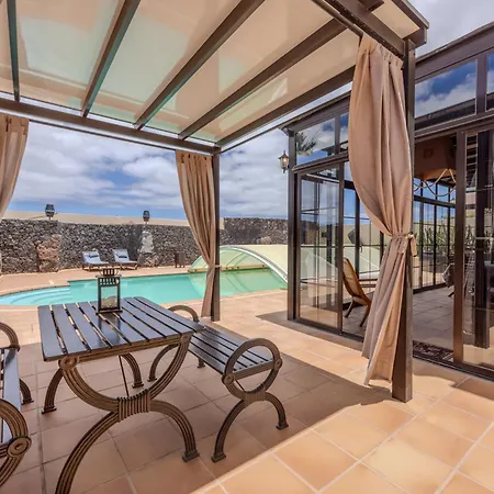 Luxury Canarian With Large Pool And Vila