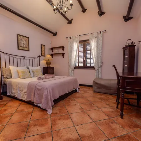 Luxury Canarian With Large Pool And Vila *