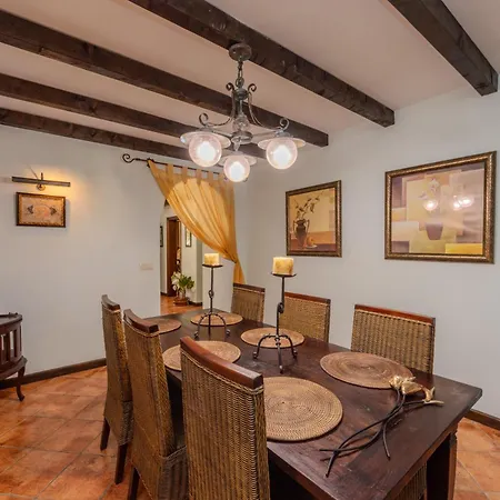 Luxury Canarian With Large Pool And Vila Teguise (Lanzarote)